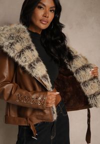 Renee - Brązowa Kurtka Ramoneska z Kapturem z Futrem z Możliwością Odpięcia Aplinna. Okazja: na co dzień. Typ kołnierza: kaptur. Kolor: brązowy. Materiał: futro. Styl: casual #8