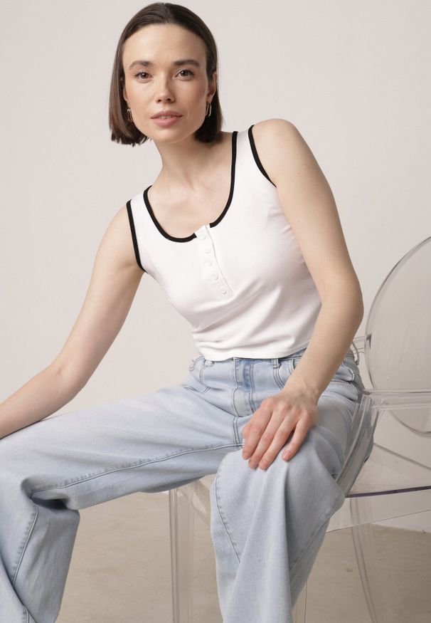 Born2be - Biały Bawełniany Top w Prążki z Guzikami przy Dekolcie Bervise. Okazja: na co dzień. Kolor: biały. Materiał: bawełna. Wzór: prążki. Styl: casual