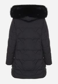 Born2be - Czarna Pikowana Kurtka z Futrzaną Podszewką i Odpinanym Kapturem z Futerkiem Salira. Okazja: na co dzień. Kolor: czarny. Materiał: futro. Styl: klasyczny, casual, elegancki #4