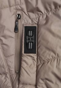 Born2be - Ciemnobeżowa Pikowana Kurtka z Kapturem i Ozdobnymi Suwakami Tulirisa. Okazja: na co dzień. Typ kołnierza: kaptur. Kolekcja: plus size. Kolor: beżowy. Materiał: jeans. Styl: casual, sportowy #8