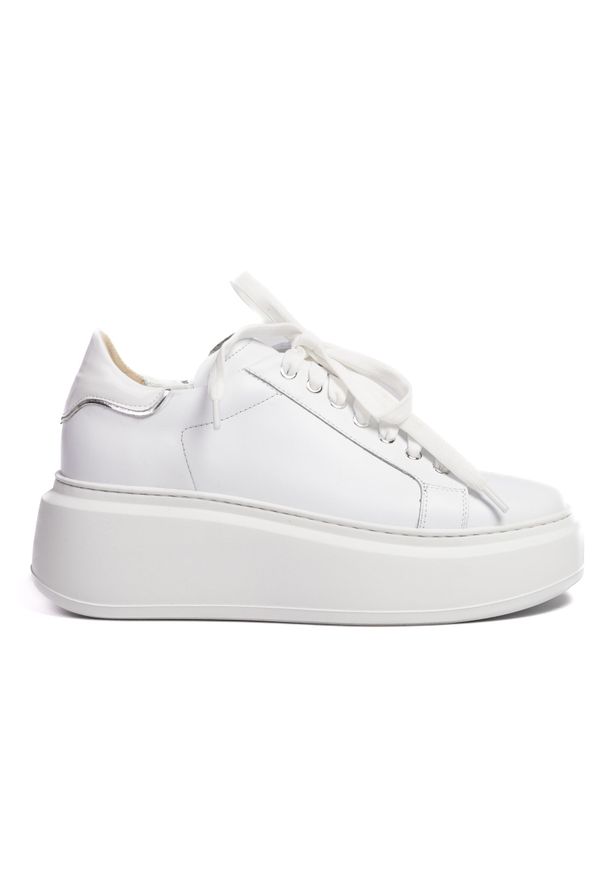 Inna - Sneakersy na platformie z lakierowaną cholewką skórzane białe Sempre 23-397. Kolor: biały. Materiał: skóra, lakier. Szerokość cholewki: normalna. Wzór: grochy. Obcas: na platformie