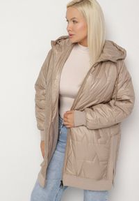 Born2be - Beżowa Kurtka z Pikowanymi Przeszyciami i Kapturem Zarimelia. Okazja: na co dzień. Kolekcja: plus size. Kolor: beżowy. Materiał: jeans. Styl: klasyczny, sportowy, casual, elegancki #4