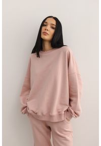 Marsala - Bluza damska o kroju regular fit w kolorze DUSTY PINK - PHENIX. Kolor: różowy. Materiał: poliester, bawełna, dresówka, dzianina #1
