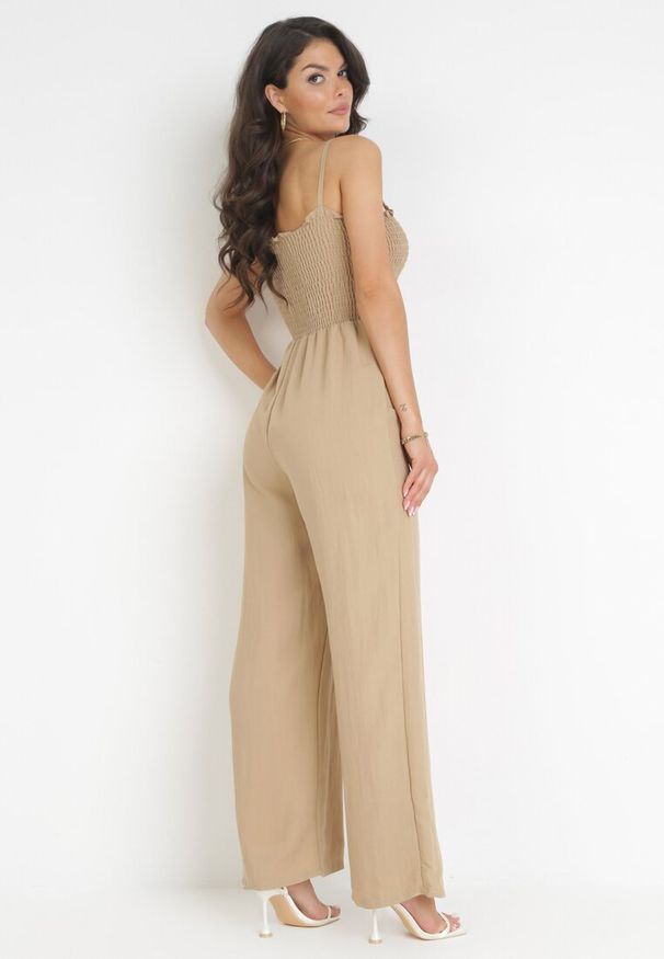 Born2be - Ciemnobeżowy Wiskozowy Kombinezon z Długimi Nogawkami na Ramiączkach Macilles. Kolor: beżowy. Materiał: wiskoza. Długość rękawa: na ramiączkach. Długość: długie