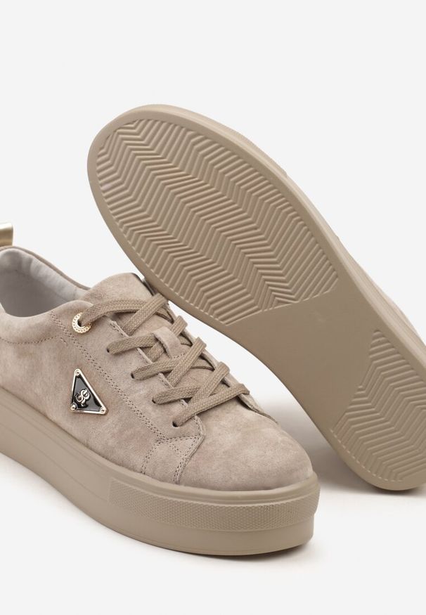 Born2be - Szare Zamszowe Sneakersy na Grubej Podeszwie z Metaliczną Ozdobą Messle. Okazja: na co dzień. Kolor: szary. Materiał: zamsz. Wzór: aplikacja