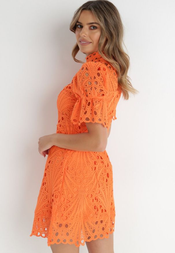 Born2be - Pomarańczowa Sukienka Adoneus. Typ kołnierza: kołnierz z falbankami. Kolor: pomarańczowy. Materiał: koronka. Wzór: koronka. Styl: klasyczny. Długość: midi