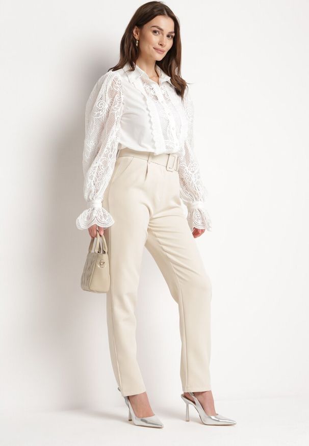 Born2be - Biała Koszula z Bufiastymi Rękawami Ozdobiona Koronkowymi Wstawkami Cherala. Okazja: na co dzień. Typ kołnierza: kołnierzyk klasyczny. Kolor: biały. Materiał: koronka. Długość: długie. Wzór: aplikacja. Styl: klasyczny, casual