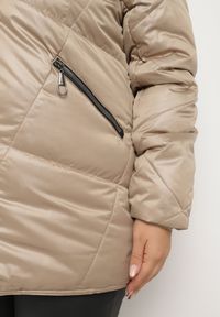 Born2be - Ciemnobeżowa Kurtka Lekko Pikowana z Odpinanym Kapturem i Futerkiem Fioritta. Kolekcja: plus size. Kolor: beżowy. Materiał: futro. Sezon: zima