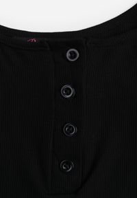 Born2be - Czarny Top na Ramiączkach z Prążkowanej Tkaniny z Bawełny z Guzikami Bermisa. Okazja: na co dzień. Kolor: czarny. Materiał: prążkowany, bawełna, tkanina. Długość rękawa: na ramiączkach. Styl: casual, elegancki #6