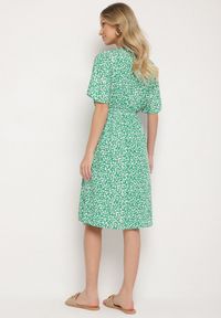 Born2be - Zielona Bawełniana Sukienka o Rozkloszowanym Kroju w Kwiatowy Wzór Aramine. Okazja: na co dzień. Typ kołnierza: dekolt w kształcie V. Kolor: zielony. Wzór: kwiaty. Typ sukienki: proste. Materiał: bawełna. Długość rękawa: krótki rękaw. Sezon: wiosna, lato. Styl: klasyczny, casual, elegancki #6