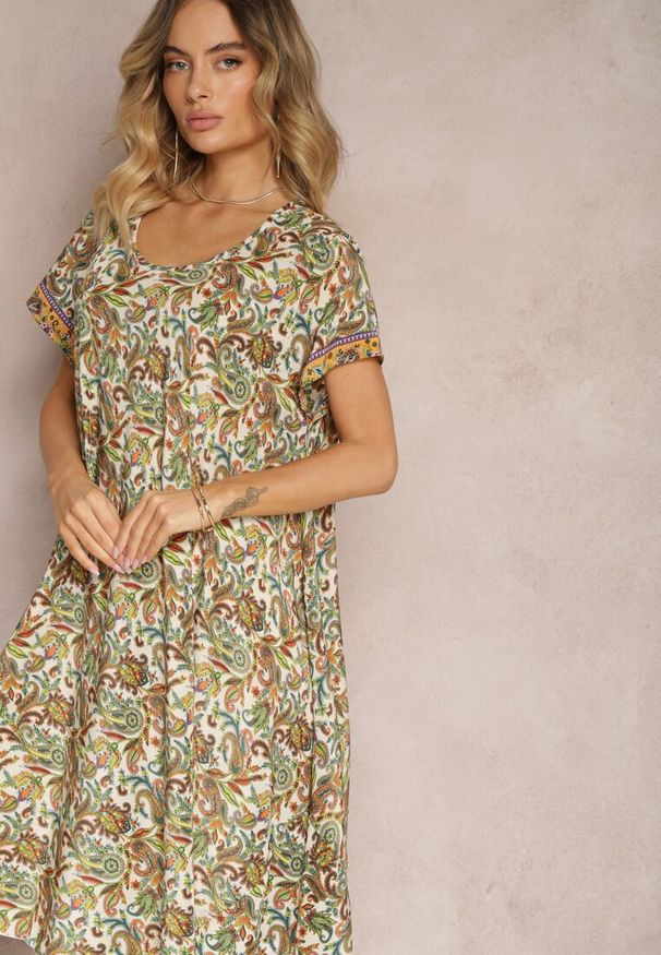 Renee - Jasnobeżowa Rozkloszowana Sukienka z Wiskozy w Kwiaty Rivanira. Okazja: na co dzień. Kolor: beżowy. Materiał: wiskoza. Wzór: kwiaty. Sezon: lato. Typ sukienki: proste. Styl: casual