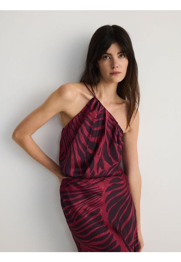 Reserved - Top z dekoltem halter - bordowy. Typ kołnierza: dekolt halter. Kolor: czerwony. Materiał: tkanina. Długość: krótkie