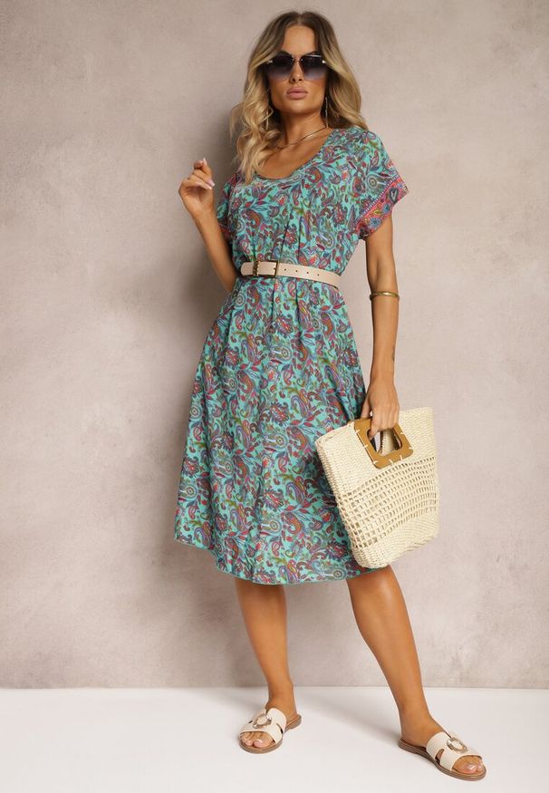 Renee - Zielona Rozkloszowana Sukienka z Wiskozy w Kwiaty Rivanira. Okazja: na co dzień. Kolor: zielony. Materiał: wiskoza. Wzór: kwiaty. Sezon: lato. Typ sukienki: proste. Styl: casual