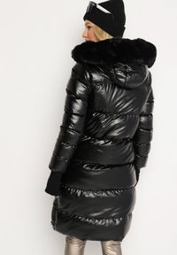 Born2be - Czarna Pikowana Kurtka z Kapturem i Futerkiem Sahria. Okazja: na co dzień. Typ kołnierza: kaptur. Kolor: czarny. Materiał: futro. Sezon: zima. Styl: casual, elegancki, klasyczny #3