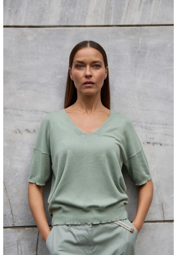 MOODO - Sweter z krótkimi rękawami oliwkowy. Kolor: oliwkowy. Materiał: wiskoza, poliamid. Długość rękawa: krótki rękaw. Długość: krótkie