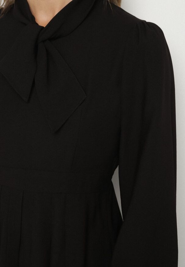 Born2be - Czarna Wiskozowa Plisowana Sukienka z Wiązaniem Asorrise. Okazja: na co dzień. Kolor: czarny. Materiał: wiskoza. Styl: casual, elegancki