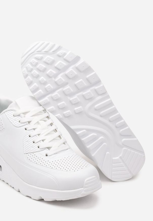 Born2be - Białe Klasyczne Płaskie Sneakersy z Ozdobną Podeszwą i Perforacją Dinelia. Okazja: na co dzień, na spacer. Kolor: biały. Materiał: jeans. Sport: fitness, turystyka piesza