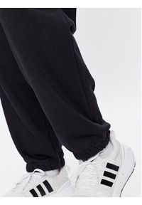 New Balance Spodnie dresowe WP31530 Czarny Relaxed Fit. Kolor: czarny. Materiał: syntetyk, dresówka, bawełna