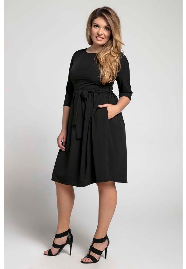 Nommo - Czarna Klasyczna Sukienka z Marszczonym Dołem PLUS SIZE. Kolekcja: plus size. Kolor: czarny. Materiał: poliester, wiskoza. Typ sukienki: dla puszystych. Styl: klasyczny