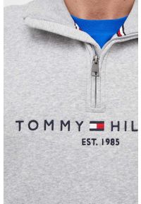 TOMMY HILFIGER - Tommy Hilfiger bluza męska kolor szary z nadrukiem. Kolor: szary. Materiał: bawełna. Długość: krótkie. Wzór: nadruk #3