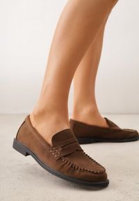 Renee - Ciemnobrązowe Mokasyny VICES z Wkładką ze Skóry Naturalnej i Przeszyciami Astanie. Kolor: brązowy. Materiał: skóra. Sezon: wiosna. Styl: elegancki #1