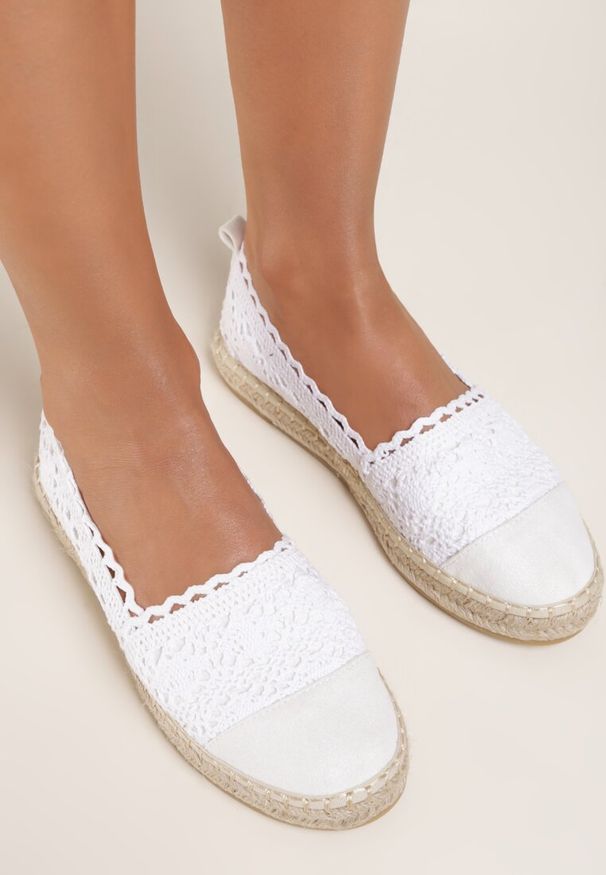 Renee - Białe Espadryle Vylixis. Nosek buta: okrągły. Zapięcie: bez zapięcia. Kolor: biały. Materiał: materiał. Szerokość cholewki: normalna. Wzór: aplikacja, gładki, ażurowy, haft. Sezon: lato