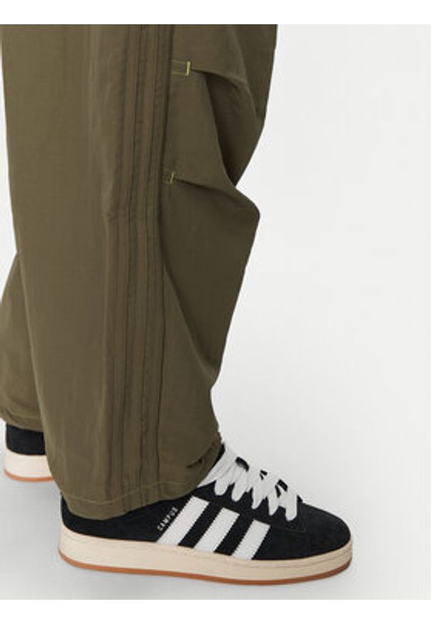Adidas - adidas Spodnie dresowe Parachute JD5416 Zielony Loose Fit. Kolor: zielony. Materiał: syntetyk