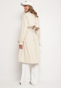 Born2be - Jasnobeżowy Płaszcz Dwurzędowy Trencz Ozdobiony Paskiem i Pagonami Malwissa. Okazja: na co dzień. Kolor: beżowy. Materiał: jeans. Wzór: aplikacja. Sezon: wiosna, jesień. Styl: casual, elegancki #6