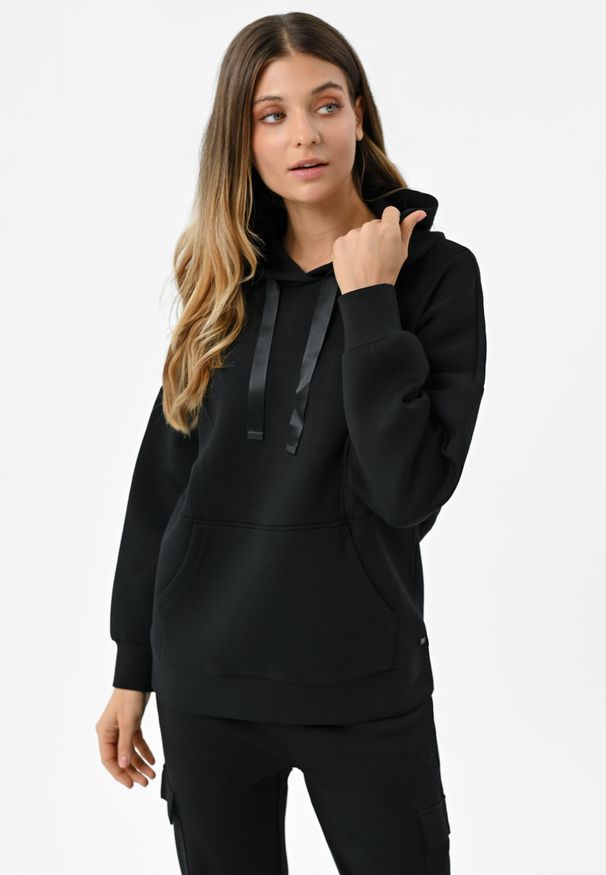 Volcano - Czarna bluza z kapturem B-AMBER. Okazja: na co dzień. Typ kołnierza: kaptur. Kolor: czarny. Materiał: elastan, dresówka, materiał, poliamid, jeans, wiskoza. Wzór: aplikacja. Styl: casual, sportowy