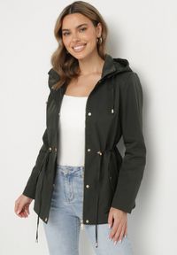 Born2be - Ciemnozielona Kurtka Parka z Odpinanym Kapturem i Ozdobnymi Suwakami Velotia. Okazja: na co dzień. Kolor: zielony. Materiał: koronka, jeans. Długość rękawa: długi rękaw. Długość: długie. Wzór: koronka. Styl: klasyczny, elegancki, casual #4