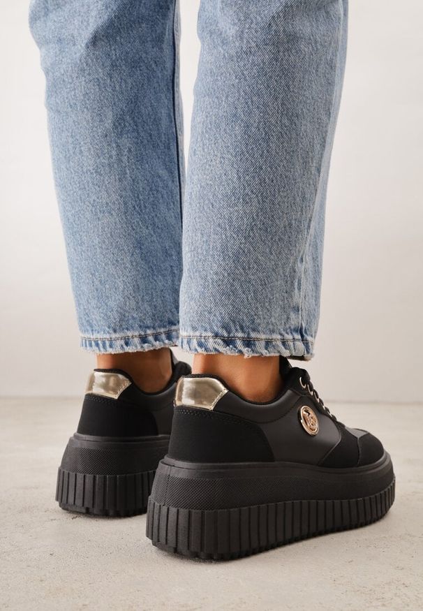 Renee - Czarne Chunky Sneakersy VICES z Aplikacją na Platformie ze Żłobieniami Ilunatesa. Kolor: czarny. Materiał: jeans. Wzór: aplikacja. Obcas: na platformie