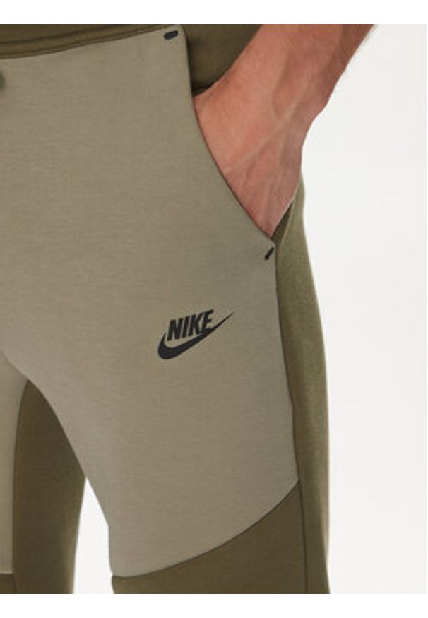 Nike Spodnie dresowe Tech HV0959 Khaki Regular Fit. Kolor: brązowy. Materiał: bawełna, syntetyk