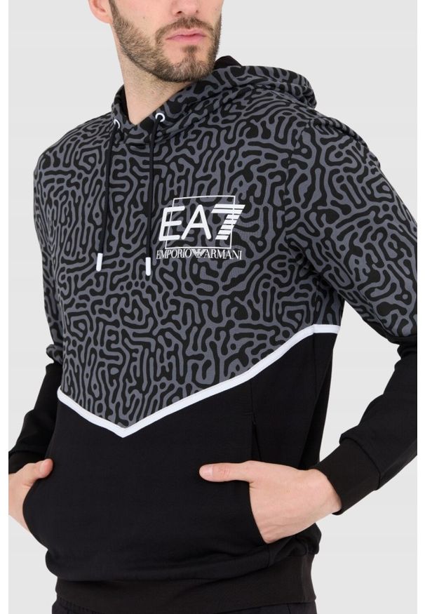 EA7 Emporio Armani - EA7 Czarno-szara bluza z kapturem w moro. Typ kołnierza: kaptur. Kolor: czarny. Wzór: moro