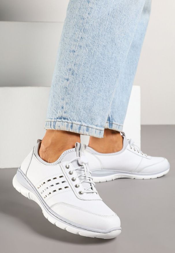 Born2be - Białe Sneakersy ze Skóry Naturalnej z Metalicznym Zdobieniem Anovis. Okazja: na co dzień. Zapięcie: bez zapięcia. Kolor: biały. Materiał: skóra. Wzór: aplikacja. Obcas: na płaskiej podeszwie