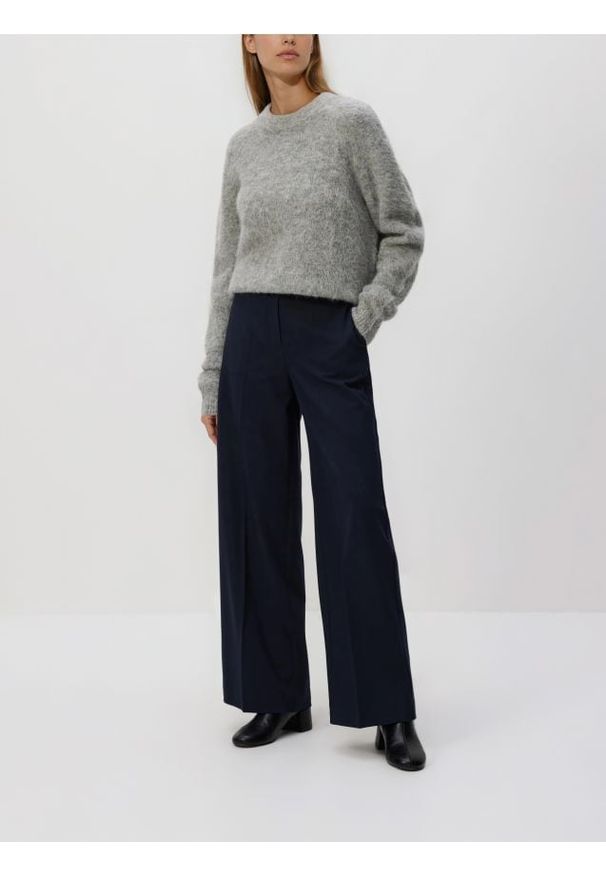 Reserved - Szerokie spodnie z kantem - granatowy. Kolor: niebieski. Materiał: tkanina, wiskoza