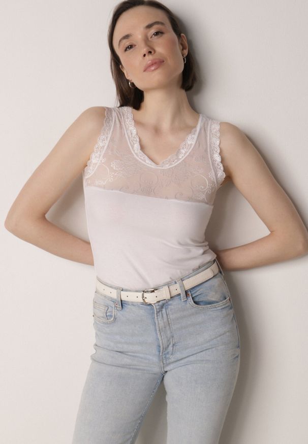 Born2be - Biały Bawełniany Top z Koronkową Górą Beralia. Okazja: na co dzień. Kolor: biały. Materiał: bawełna, koronka. Wzór: aplikacja. Styl: casual