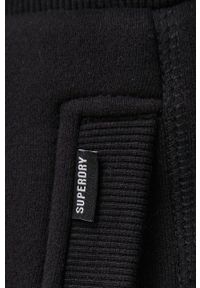 Superdry Spodnie męskie kolor czarny gładkie. Kolor: czarny. Materiał: materiał, bawełna. Wzór: gładki