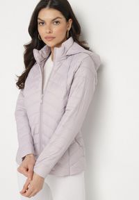 Born2be - Jasnofioletowa Pikowana Kurtka z Kapturem z Możliwością Odpięcia Natisme. Okazja: na co dzień. Typ kołnierza: kaptur. Kolor: fioletowy. Materiał: jeans. Styl: casual, elegancki #1