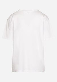 Born2be - Biały Bawełniany T-shirt z Ozdobnymi Łańcuszkami przy Dekolcie Uglefia. Okazja: na co dzień. Kolor: biały. Materiał: bawełna. Wzór: aplikacja. Styl: wizytowy, casual, sportowy, elegancki, klasyczny