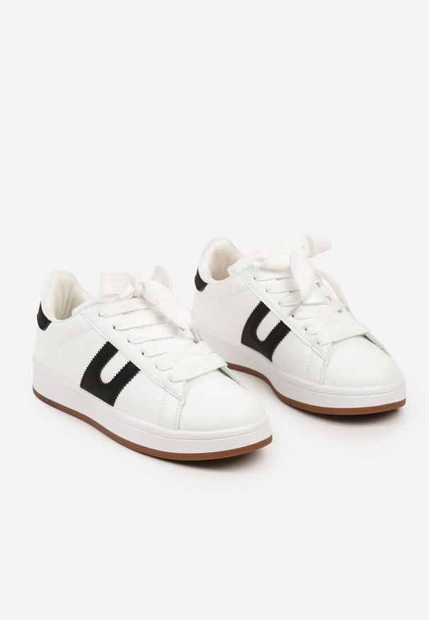 Born2be - Biało-Czarne Płaskie Sneakersy z Geometrycznym Zdobieniem Armeria. Zapięcie: sznurówki. Kolor: biały. Materiał: jeans. Wzór: aplikacja, geometria. Obcas: na obcasie. Wysokość obcasa: niski