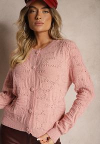 Renee - Różowy Pudełkowy Kardigan z Wełną i Wiskozą o Tłoczonym Splocie Vaitra. Kolor: różowy. Materiał: wiskoza, wełna. Długość rękawa: długi rękaw. Długość: długie. Wzór: ze splotem. Styl: elegancki, wizytowy #5