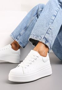 Renee - Białe Sneakersy na Platformie Ozdobione Kontrastową Wstawką Aviasta. Kolor: biały. Wzór: aplikacja. Obcas: na platformie #1
