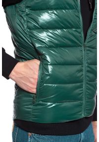 Wrangler - MĘSKI BEZRĘKAWNIK WRANGLER PUFFER VEST PINE W4A3XTG01. Kolor: zielony. Materiał: puch. Długość rękawa: bez rękawów