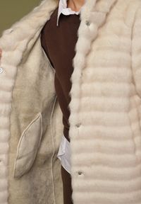 Born2be - Beżowy Futrzany Płaszcz w Pikowany Wzór z Kapturem Esarra. Okazja: na spotkanie biznesowe, na co dzień, do pracy, na spacer. Typ kołnierza: kaptur. Kolor: beżowy. Materiał: futro. Długość: długie. Styl: biznesowy, casual, elegancki #3