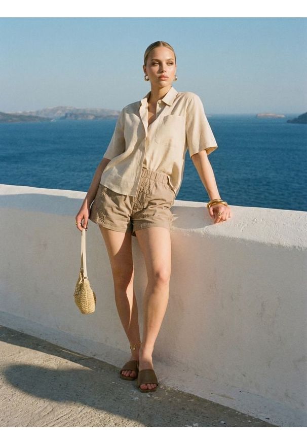 Sinsay - Bawełniane szorty loose - kremowy. Kolor: kremowy. Materiał: bawełna