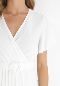 Born2be - Biała Sukienka Plisowana z Kopertowym Dekoltem Zamiya. Kolor: biały. Materiał: materiał. Długość rękawa: krótki rękaw. Typ sukienki: kopertowe #5