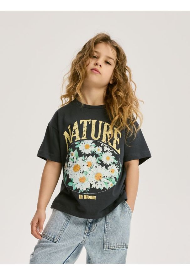 Reserved - Luźny t-shirt z nadrukiem - ciemnoszary. Kolor: szary. Materiał: bawełna. Wzór: nadruk