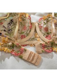 Intica - Komplet bielizny z biustonoszem i stringami na romantyczne wieczory Klarika. Kolor: wielokolorowy. Materiał: materiał, skóra. Wzór: aplikacja #9