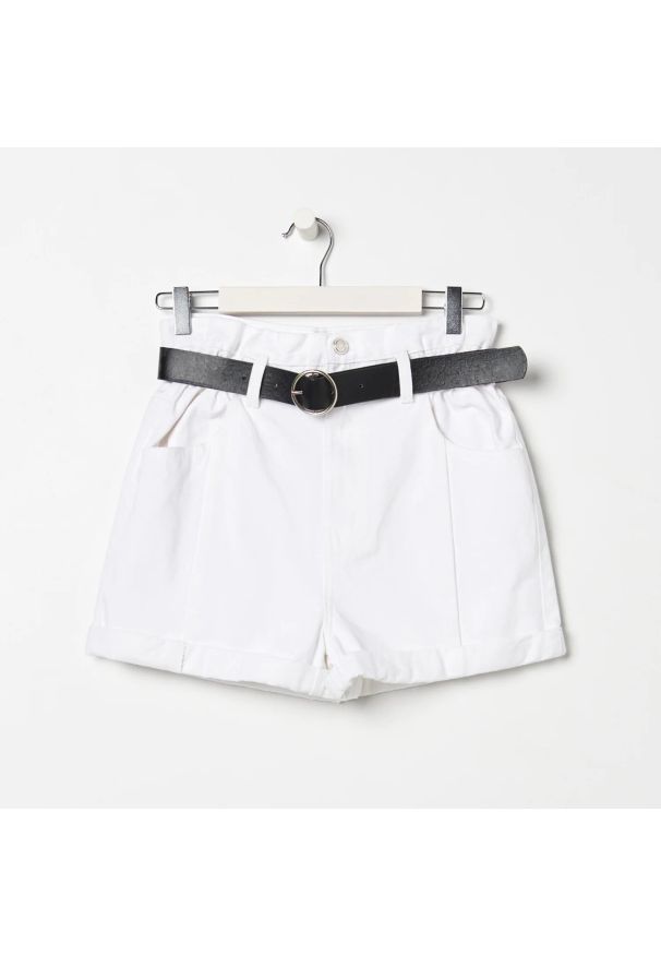 Sinsay - Jeansowe szorty paperbag z paskiem - Biały. Kolor: biały. Materiał: jeans