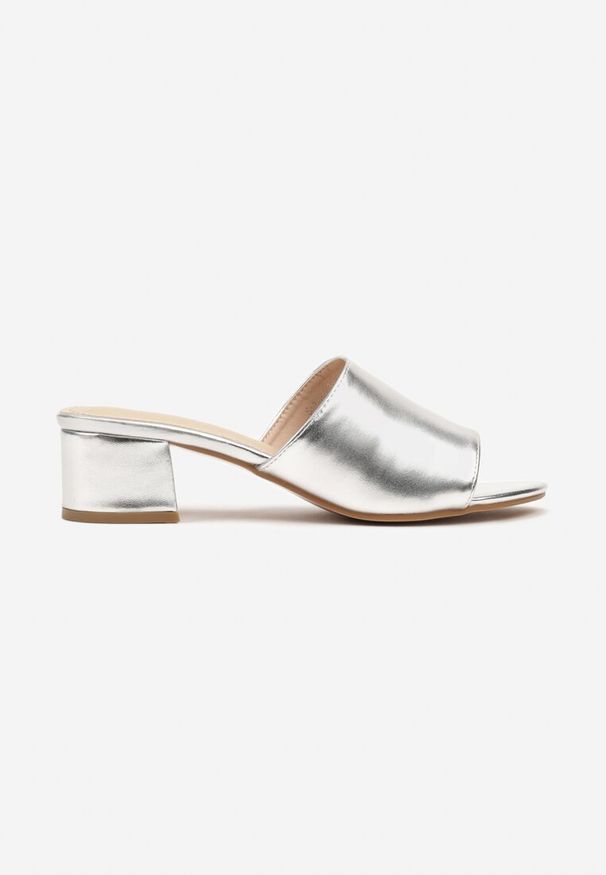 Renee - Srebrne Klapki na Niewysokim Słupku z Szerokim Paskiem Aswine. Kolor: srebrny. Obcas: na słupku. Styl: klasyczny. Wysokość obcasa: średni